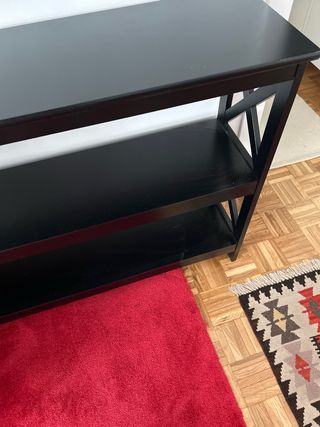Estantería negra de madera.