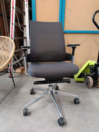 Silla de oficina ergonómica con ruedas