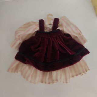 Muñeca de porcelana con armario y ropa