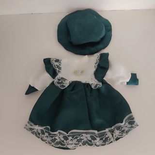 Muñeca de porcelana con armario y ropa