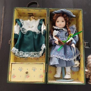 Muñeca de porcelana con armario y ropa