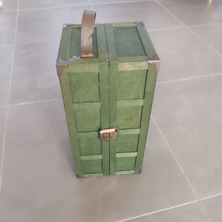 Muñeca de porcelana con armario y ropa