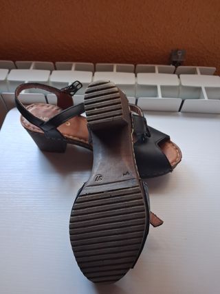 Sandalias tacón medio negras y marrones
