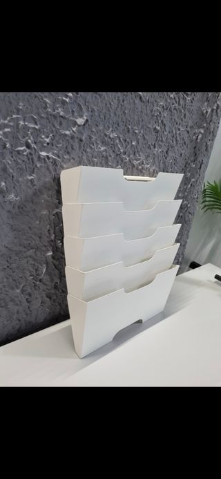 Revistero blanco metálico