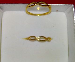 Anillos dorados con diseño infinito
