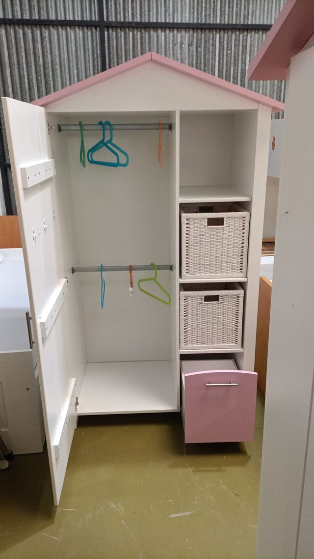 Armario infantil rosa y blanco