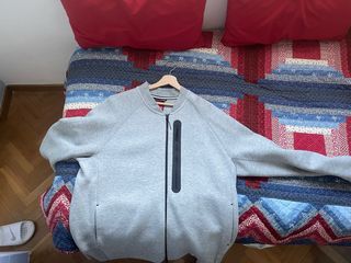 Chaqueta gris con cremallera