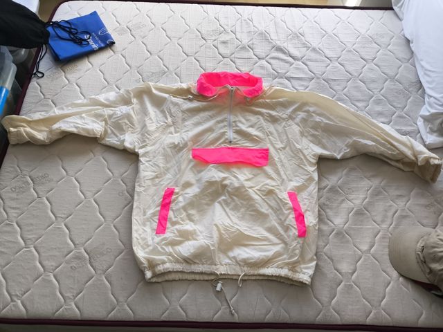 Chaqueta Cortavientos Vintage Blanca y Rosa