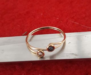 Anillos dorados con piedras moradas y blancas