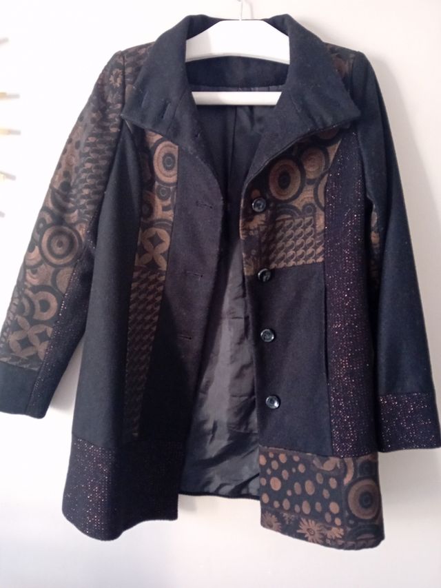 Abrigo negro y marrón