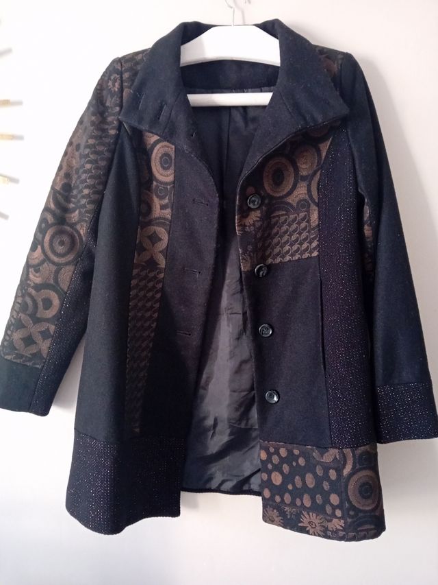 Abrigo negro y marrón