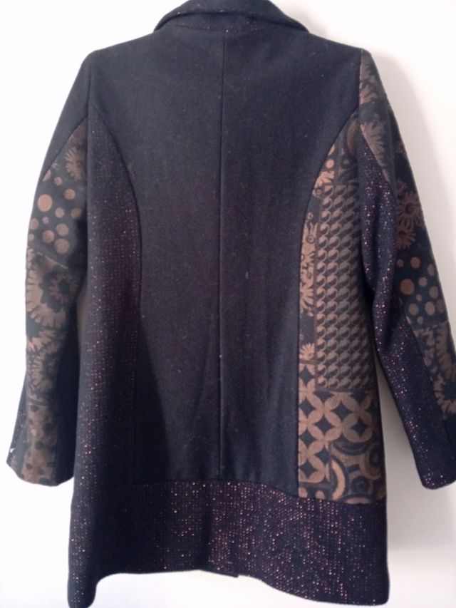 Abrigo negro y marrón