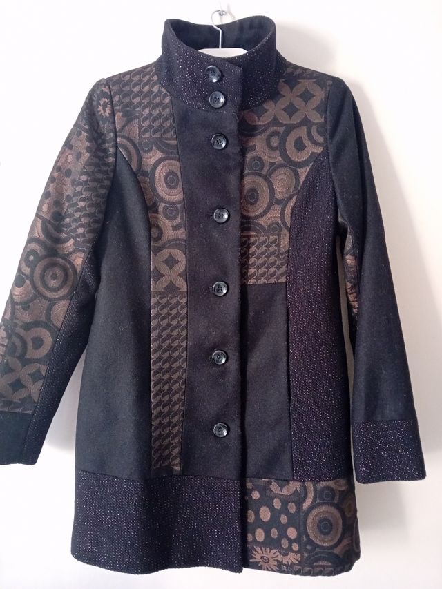 Abrigo negro y marrón