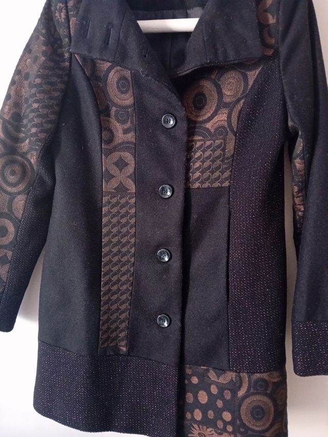 Abrigo negro y marrón