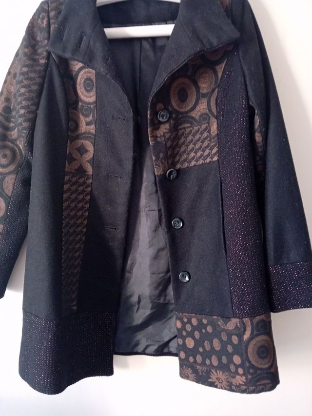 Abrigo negro y marrón