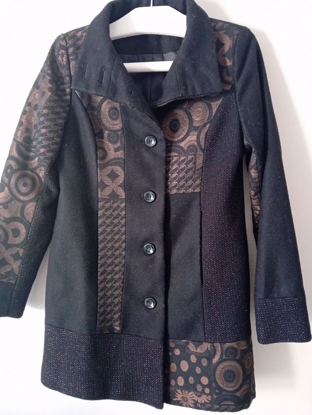 Abrigo negro y marrón