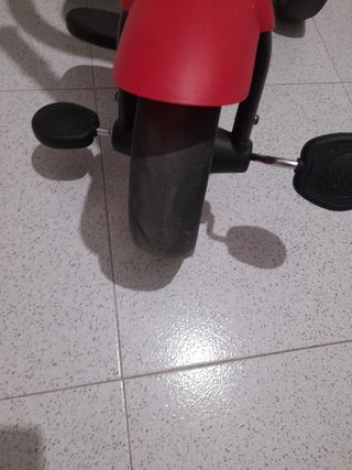 Triciclo de paseo rojo