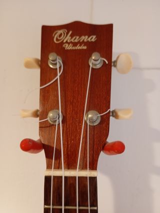 Ukelele Ohana SK-25 soprano. Funda de regalo