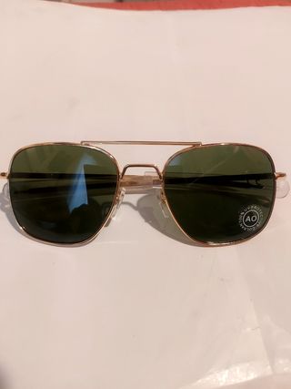 Gafas de sol tipo aviador doradas y verdes
