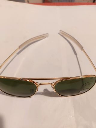 Gafas de sol tipo aviador doradas y verdes