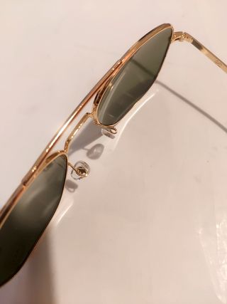 Gafas de sol tipo aviador doradas y verdes
