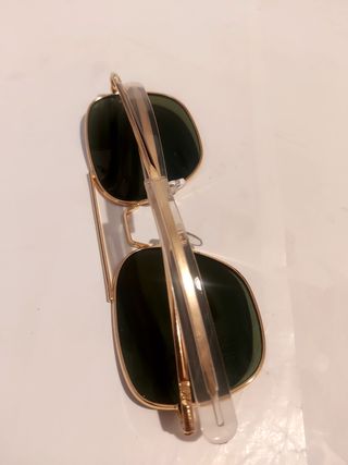 Gafas de sol tipo aviador doradas y verdes