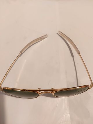 Gafas de sol tipo aviador doradas y verdes