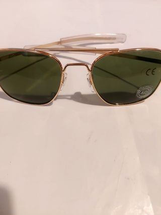 Gafas de sol tipo aviador doradas y verdes