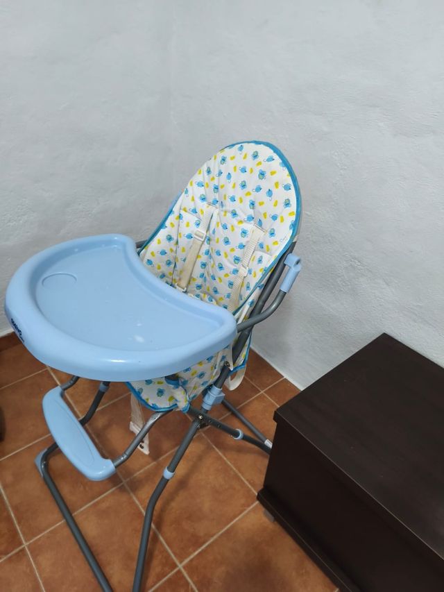Trona de bebé azul con estampado