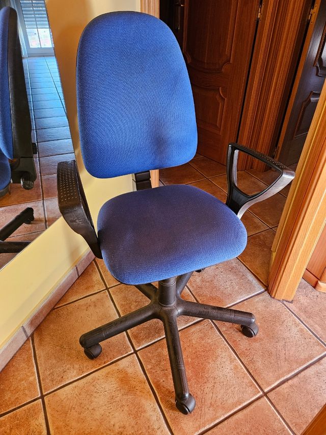 Silla de escritorio azul y negra