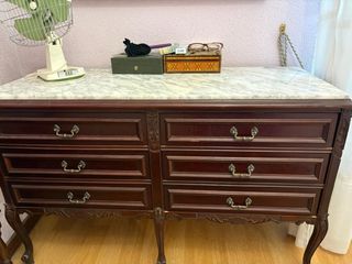Cómoda de madera con tapa de mármol