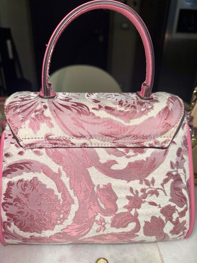 Borsa elegante rosa con dettagli floreali