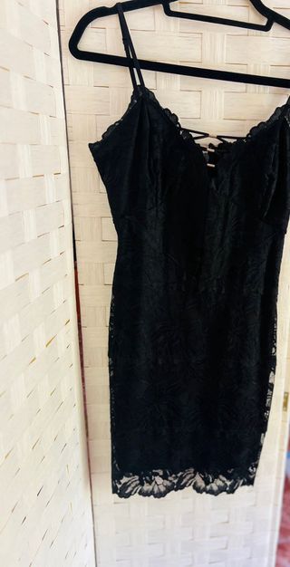 Vestido negro encaje fiesta