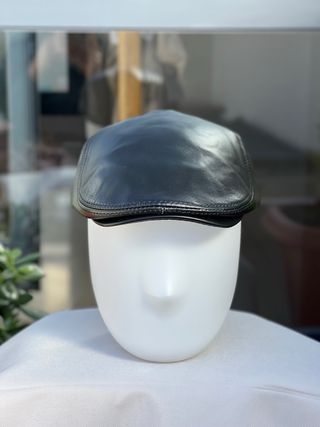 Boina de piel negra