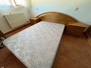 Cabecero en  roble +mesillas+base tapizada 