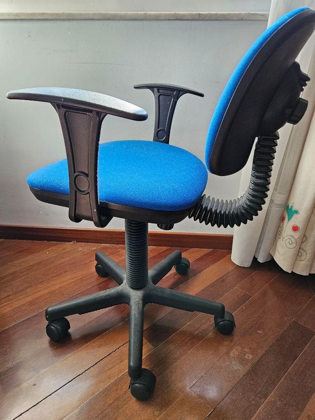 Silla de oficina azul con ruedas
