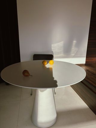 Mesa de diseño redonda blanca