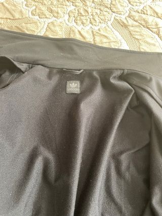 Chaqueta Adidas Negra y Dorada Hombre