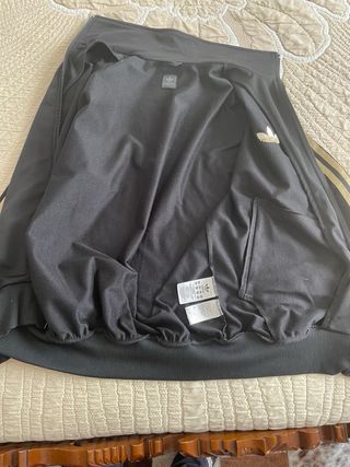 Chaqueta Adidas Negra y Dorada Hombre
