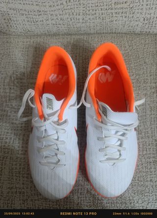 Zapatillas fútbol sala Nike blancas y naranjas