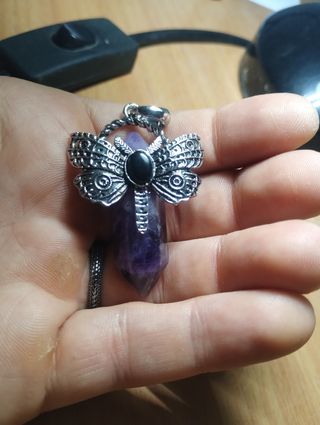 Colgante reiki amatista y mariposa plateada.