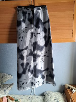 Falda larga estampada gris y negra