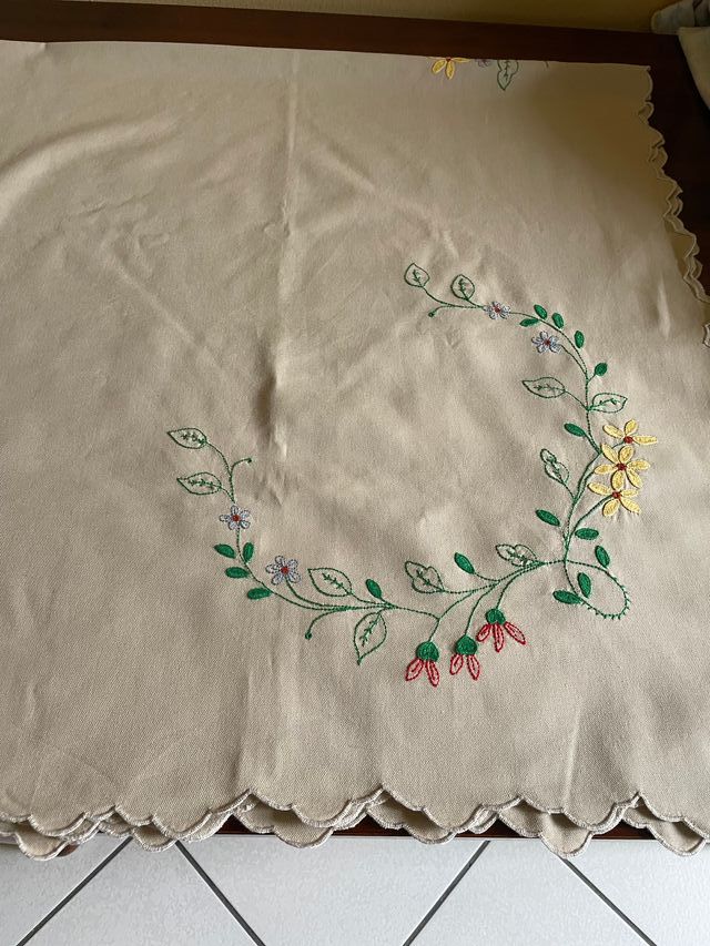 Tovaglia ricamata a mano floreale 150x150