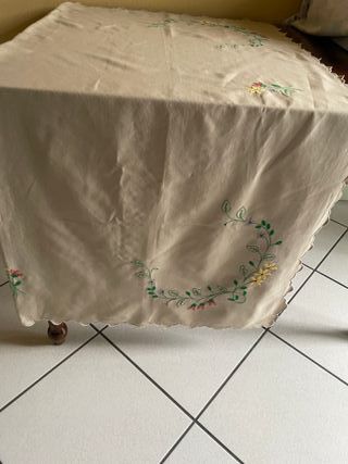 Tovaglia ricamata a mano floreale 150x150