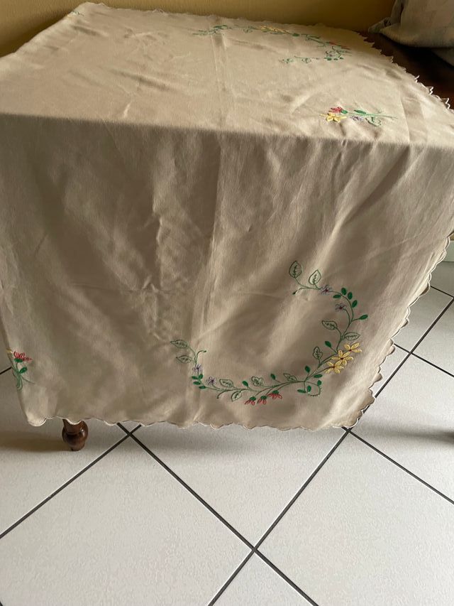 Tovaglia ricamata a mano floreale 150x150