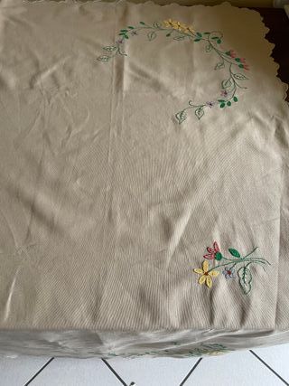 Tovaglia ricamata a mano floreale 150x150