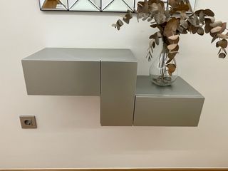 Mueble recibidor de diseño en madera gris.