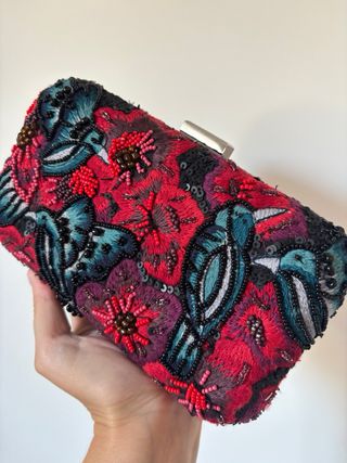 Clutch Zara bordado flores y pájaros