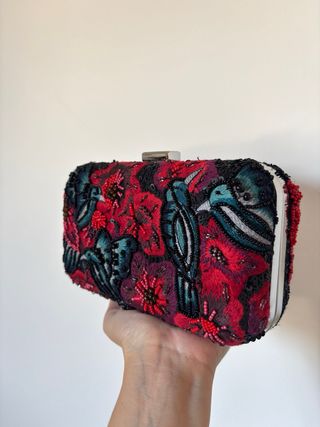 Clutch Zara bordado flores y pájaros