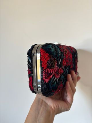 Clutch Zara bordado flores y pájaros